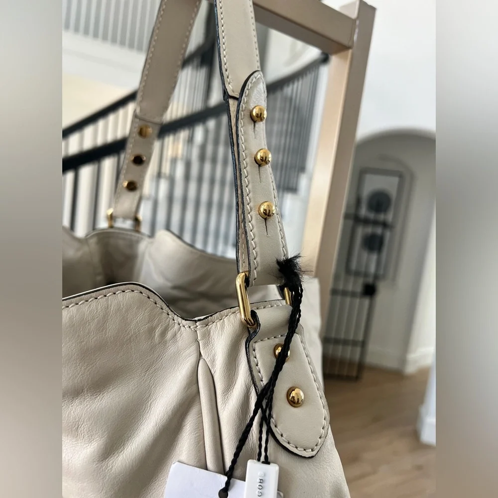 Marc Jacobs Cream Leather Shoulder Bag with Gold Hardware - Picture 4 of 9